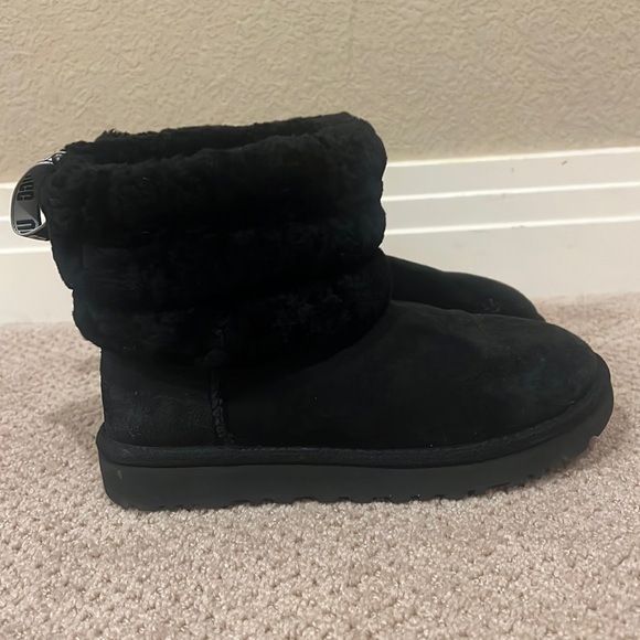 Black short UGGs with fur ankle - Picture 1 of 4